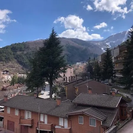 I Gerani: Central Scanno Apartment with Mountain Views Exterior photo